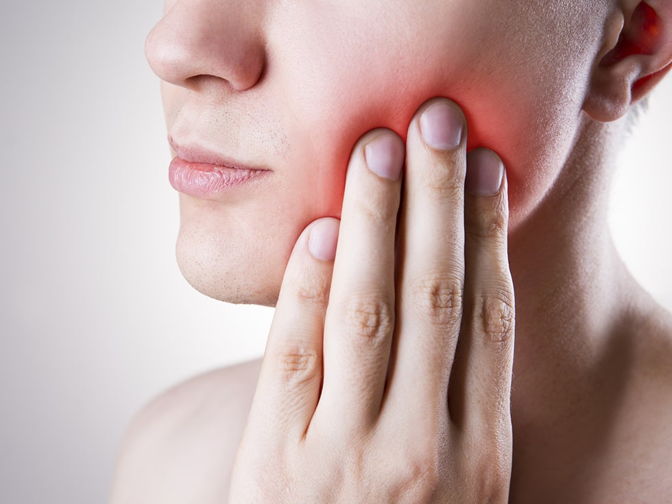 woman feeling a pain in her teeth